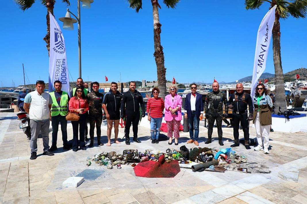 Bunu balıklar yıkansın diye mi denize attın! Deniz dibi temizliğinde 'Pes' dedirten görüntüler... 19